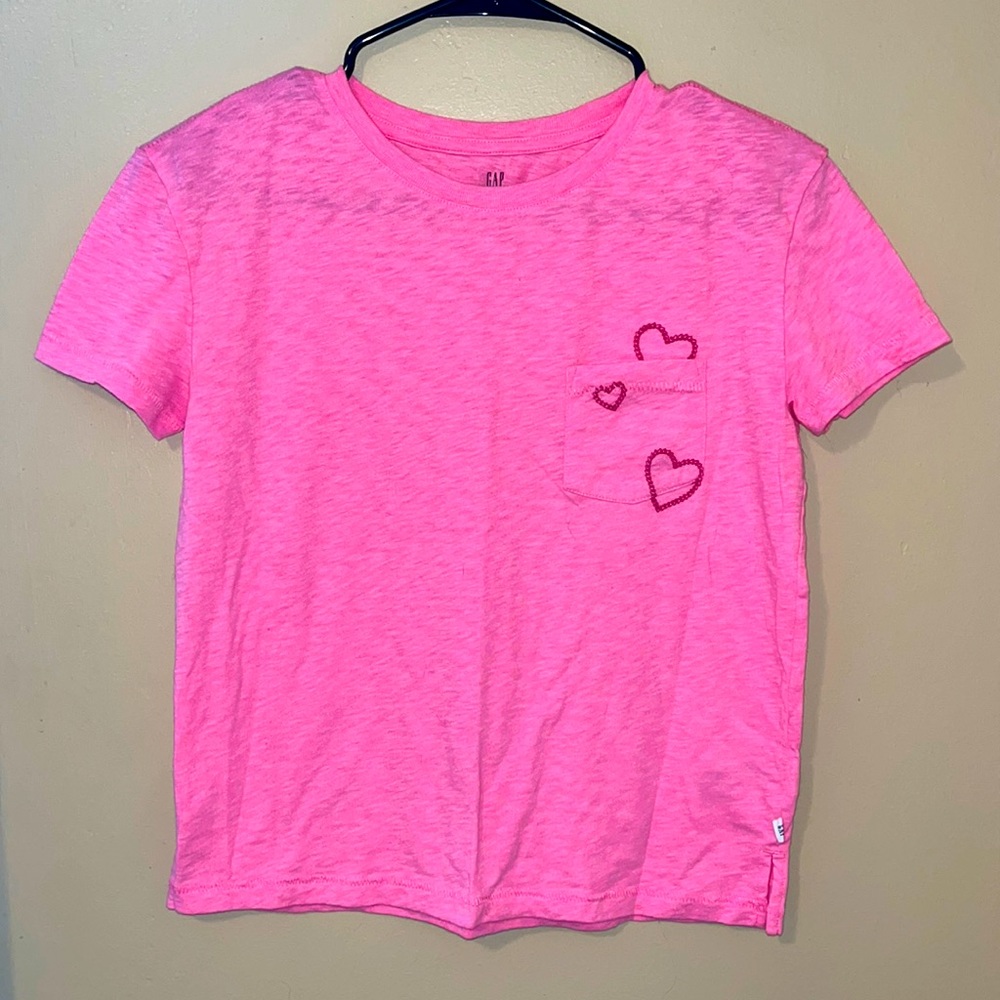 Gap T-shirt with cute heart embroidered detail at the pocket.